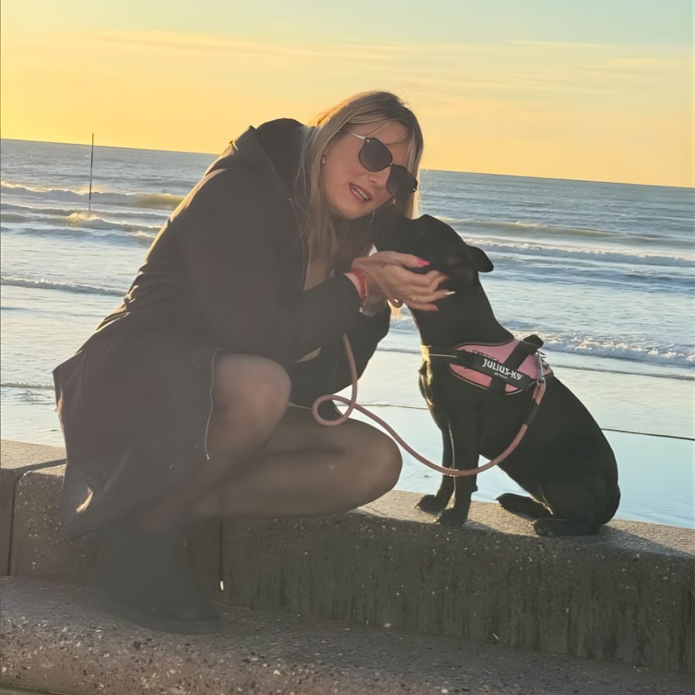 Chloé sur une plage du Nord